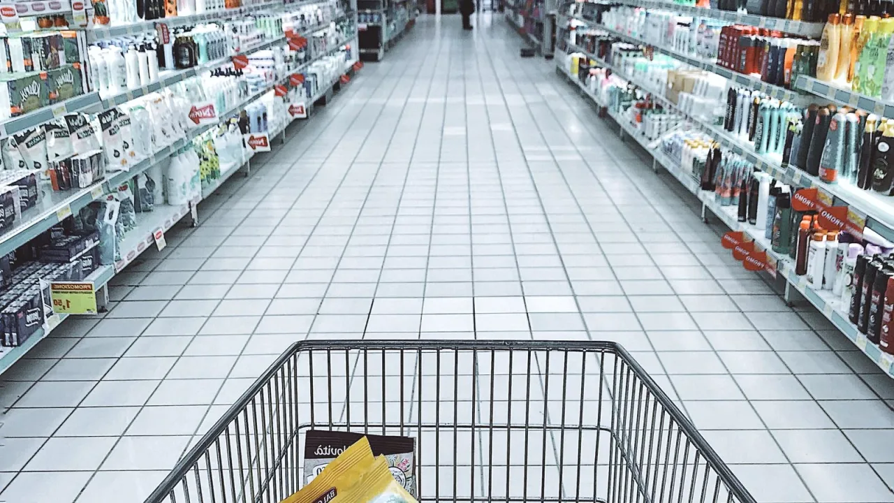 Market reyonunda alışveriş arabaları
