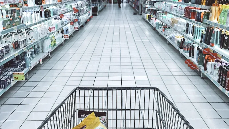 Market reyonunda alışveriş arabaları